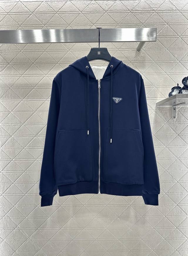 prad* 25As新品上架 两面穿连帽外套长裤套装 定制Yb进口材质，质感光泽，垂感十足，连帽抽绳拉链外套版型，一面素色配三角金属徽标，一面尼龙配布帖方标设计