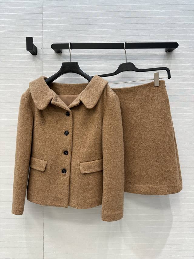 强烈推荐，Miu缪系复古法式千金风毛呢套装，自带节日氛围感，娃娃翻领收腰短款西装外套搭配同材质包臀半裙，该系列主打“复古年轻化”，将经典通勤套装与甜美元素结合，