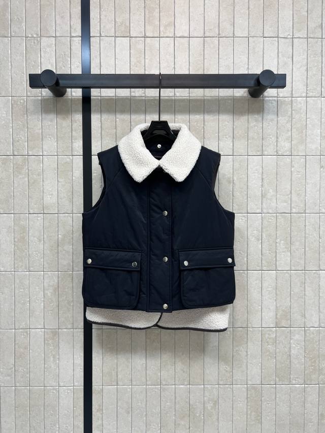 Lw家 25秋冬新款 皮毛一体棉服马甲 可拆卸羊羔毛领棉马甲+双面穿皮毛马甲 一衣多穿超实用！外套正面按扣+隐藏拉链 背面有Logo压纹皮革贴片 细节满分 马甲