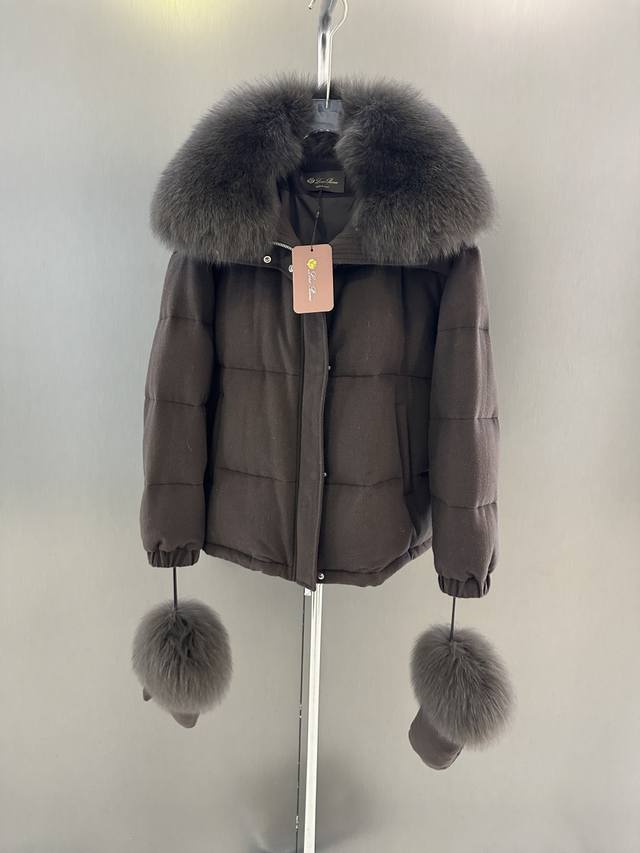 Loro piana秋冬新款狐狸毛鹅绒服 进口超大白狐毛领搭配 可拆p内里鹅绒填充 今年超火手套款系列 一件过冬 Sml 衣长63，胸围124，码数M