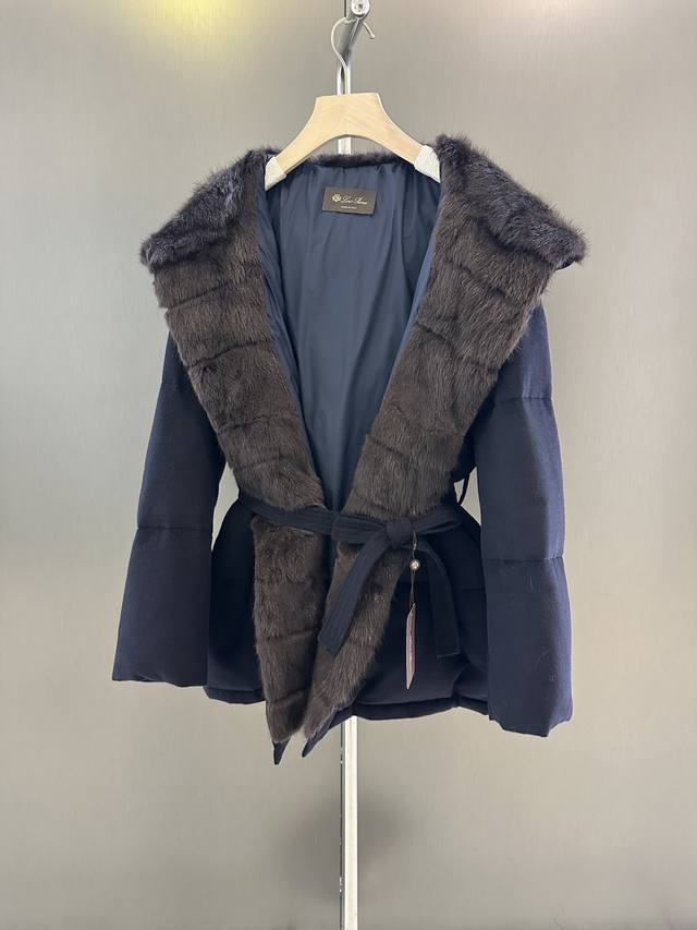 Loro piana秋冬新款进口青根貂鹅绒服 进口青根貂毛领搭配 内里鹅绒填充 百搭高级 两色发售 Sml 衣长75，胸围140，码数M