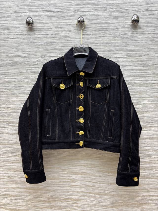 Sch家 25新款时尚博主小白同款 多样扣复古丹宁牛仔短款外套 开模金属扣 每个扣子都是不一样的哦 子金扣点辍吸睛又特别 酷帅酷帅的落肩短款版型 上身非常显身材