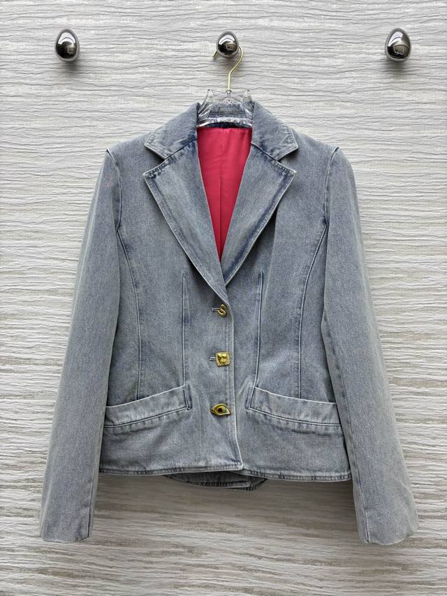 Sch家 25新款 异形扣翻领牛仔西装外套 开模异形扣 每个扣子都不一样 翻领西装版型 独具匠心的设计 让牛仔更显别致 细节处理到位 彰显出精致品味 上身特别显