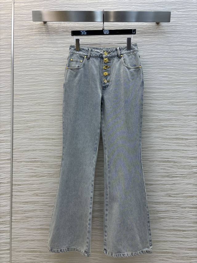 四个码Smlxl Sch家 25新款 异形扣微喇牛仔裤 独具匠心的设计 让牛仔更显别致 每个扣子都不一样 细节处理到位 彰显出精致品味 松弛的显瘦 微喇的版型上