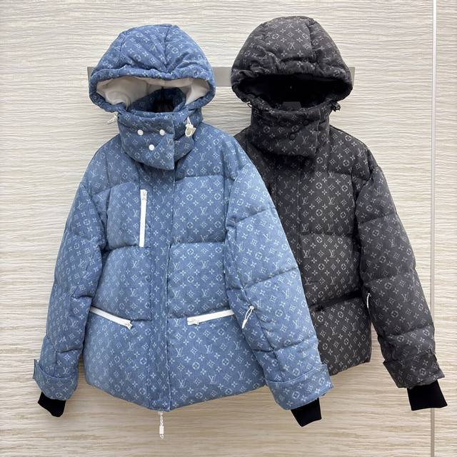 L家老花满印裹羽绒服 蓬松版型暖得毫不含糊~黑调沉稳、蓝调清爽，连帽设计 细节拉链拉满精致感 配防尘袋 秋冬氛围感直接焊在身上~ 两色Smlxl