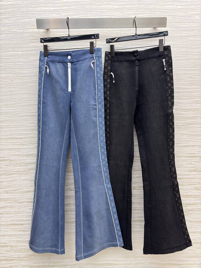 L家侧边老花微喇裤 黑调带暗纹显酷飒 蓝调衬白边更清爽 版型利落还藏着细节小心思 风格随你挑~可搭配同系列羽绒服 两色Smlxl