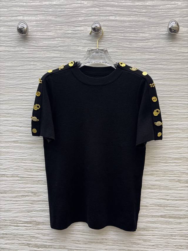 Sch家 25新款 异扣装饰针织短袖衫 日常必入搭配神器 开模异扣装饰低调奢华 万能百搭版型超显瘦 进口棉纱线质感超舒适 休闲时髦又高级 版型上身巨显瘦 做工细