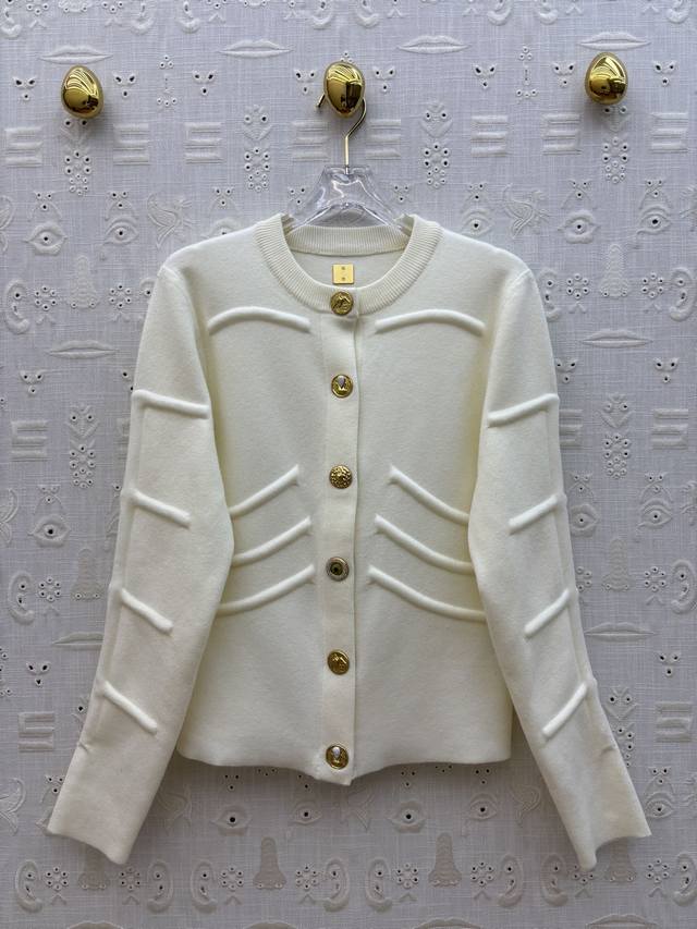 Sch家 25秋冬新款 肋骨条设计圆领针织开衫 订制羊毛面料 开模五金异扣 立体肋骨超有设计感 圆领短款版型 上身抬高腿部比例 显瘦显高又酷帅 上身有型很好打理