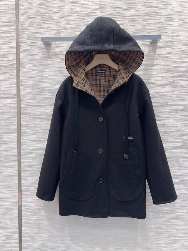 Miu Mi* 2025Fw新款毛呢外套 经典又有型 自带气场 面料质感很奈斯 时髦又高级 颜色超级正 上身显白又显瘦 自带酷帅感的系列 走路都带风上身气场全开