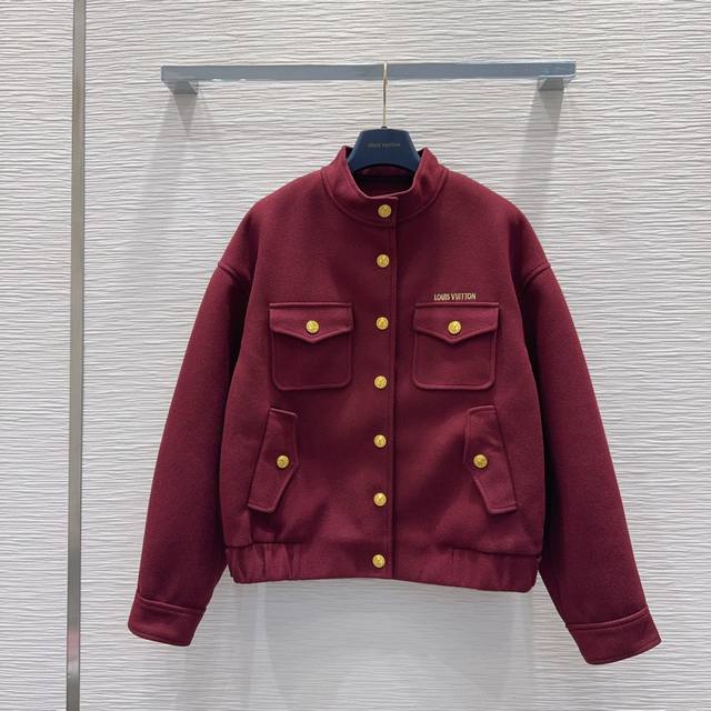 Louis Vuitto*2025Fw新款毛呢外套 经典又有型 自带气场 面料质感很奈斯 时髦又高级 颜色超级正 上身显白又显瘦 自带酷帅感的系列 走路都带风上