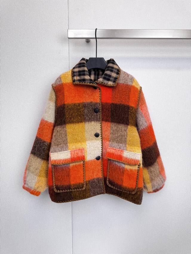 Aubruino 马海毛格纹棉服，何以集 雅致 与 Swag 于一身？复古格纹的现代演绎，灵感源于经典，却以充满活力的橙、黄、棕、米色系重新诠释。格纹不仅是图案