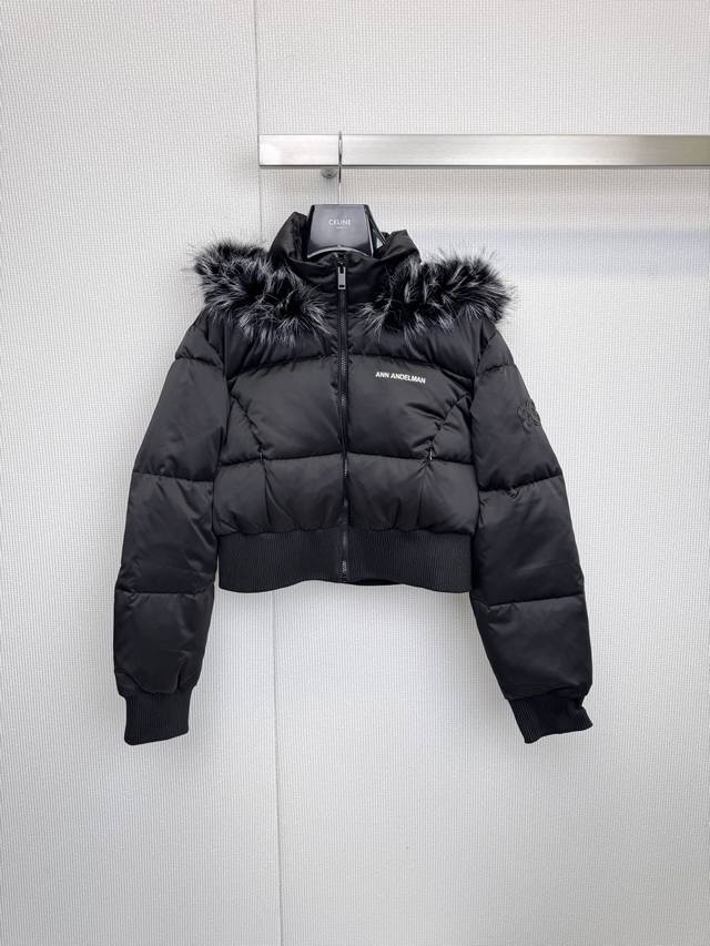 定格冬日优雅Ann Andelan 连帽短款羽绒服，色彩哲学双面风格，一种选择，奶油白色： 如同冬日里的第一缕阳光，柔和而高级，为沉闷季节注入清新感，轻松提亮肤