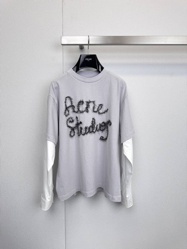 Acne Studios 假两件衬衫袖长袖T，极简结构主义的新定义，当衬衫的利落遇见T恤的松弛，以标志性的北欧极简手法，打破单品边界，这款长袖T恤通过精妙的假两