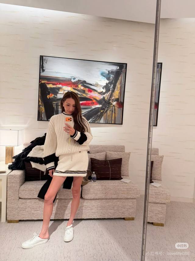 Chane*新款 高端定制100%羊毛纱线面料柔软亲肤！撞色拼接条纹边V领长袖套头针织衫毛衣上衣！杏色、黑色、36.38.40 38码：肩宽40，胸围94，袖长