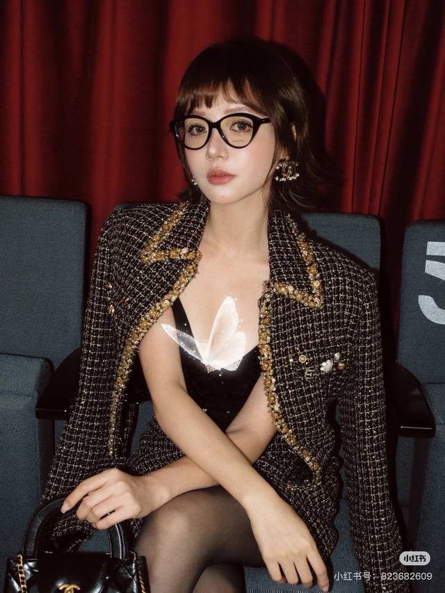 外套 Chane*新款 高端定制亮片编织混纺粗花呢面料、高级感奢华重工珠片镶钻装饰、无扣门襟翻领长袖短款粗花呢外套！ M码：肩宽37有垫肩，胸围92，袖长56，