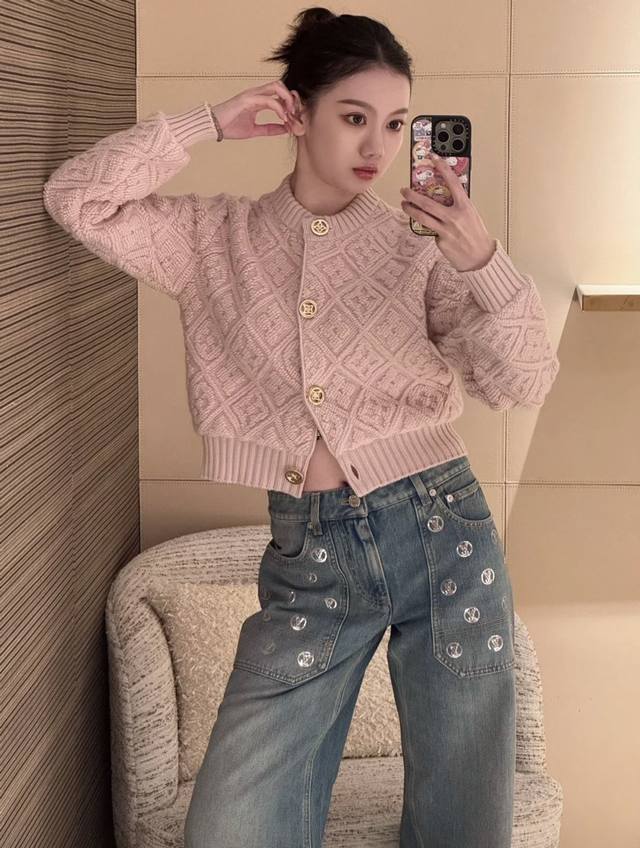 开衫 Louis*驴家Lv新款 高端定制100%羊毛纱线面料保暖舒适！系扣门襟螺纹边收摆圆领长袖短款加厚开衫针织外套上衣！粉色， M码：肩宽39，胸围96，袖长