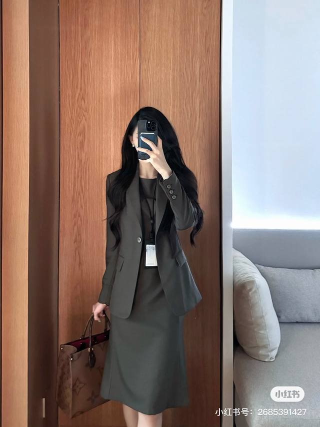 Dio*新款高端定制职场女性通勤百搭两件套装！一粒扣修身显瘦长袖西装外套修身显瘦中长款无袖背心连衣裙！青灰色， S码：外套肩宽39，胸围86～90，袖长57，衣