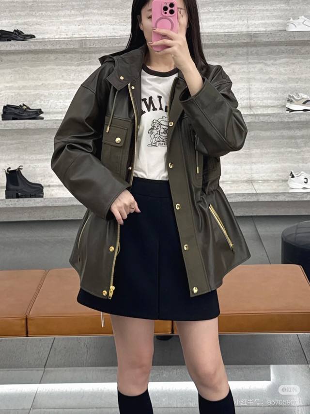 Celin*新款 时尚帅气工装风大口袋拼接仿真小绵羊皮革、原版字母Logo五金配件内里抽绳设计宽松百搭连帽皮革外套!军绿色, M码:肩宽56,胸围120,袖长5 Celin*新款 时尚帅气工装风大口袋拼接仿真小绵羊皮革、原版字母Logo五金配件内里抽绳设计宽松百搭连帽皮革外套!军绿色, M码:肩宽56,胸围120,袖长5