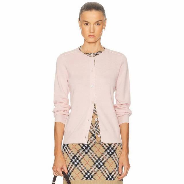 Burberr*新款高端定制100%美丽诺羊毛纱线面料柔软亲肤！B家经典格纹包边拼接系扣门襟圆领长袖针织开衫上衣！卡其色、粉色、 M码：肩宽36，胸围92，袖长