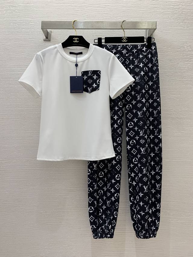 Louis*驴家Lv新款休闲运动套装！撞色口袋拼接修身版短袖T恤上衣老花字母Logo印花松紧腰运动裤长裤！ S码：肩宽38，胸围90，袖长17，衣长59；腰围6