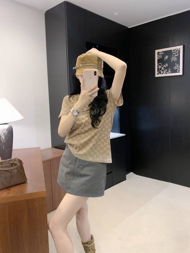 Gucc*新款 彩色Blingbling高温烫钻装饰老花字母Logo印花时尚百搭短袖T恤上衣！卡其色、粉色、 L码：肩宽43，胸围104，袖长18，衣长60 批