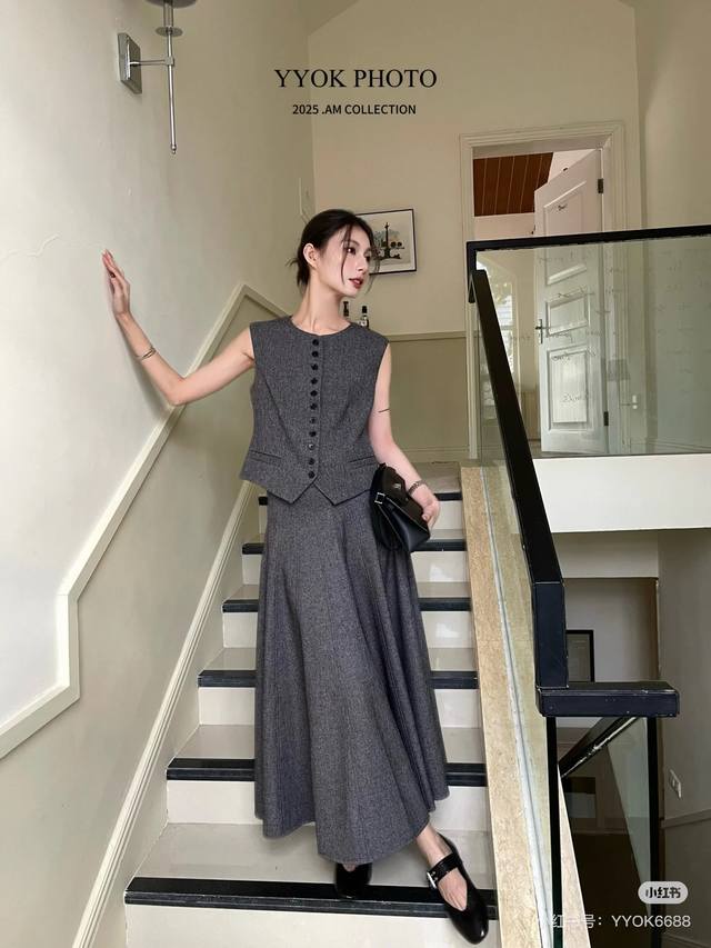 Dio*秋冬新款 高端定制气质通勤羊毛混纺两件套装！系扣门襟圆领修身显瘦马甲上衣压褶竖条拼接高腰大裙摆长款半身裙！深咖色、灰色、 M码：肩宽36，胸围88，前衣