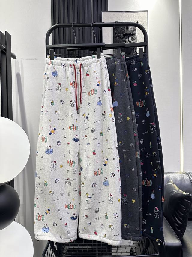Qoy-新款 Hello Kitty 猫卡通印图加绒休闲裤面料厚实 品质绝绝子 时尚减龄必备 慵懒随意搭配 下摆可调节 三色 Smlxl