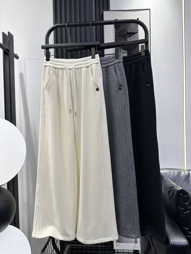 Miumiu-新款 复合羊毛加绒阔腿裤 袋口定制小圆牌 面料柔软舒适 厚实保暖 款式简约百搭 三色 Smlxl