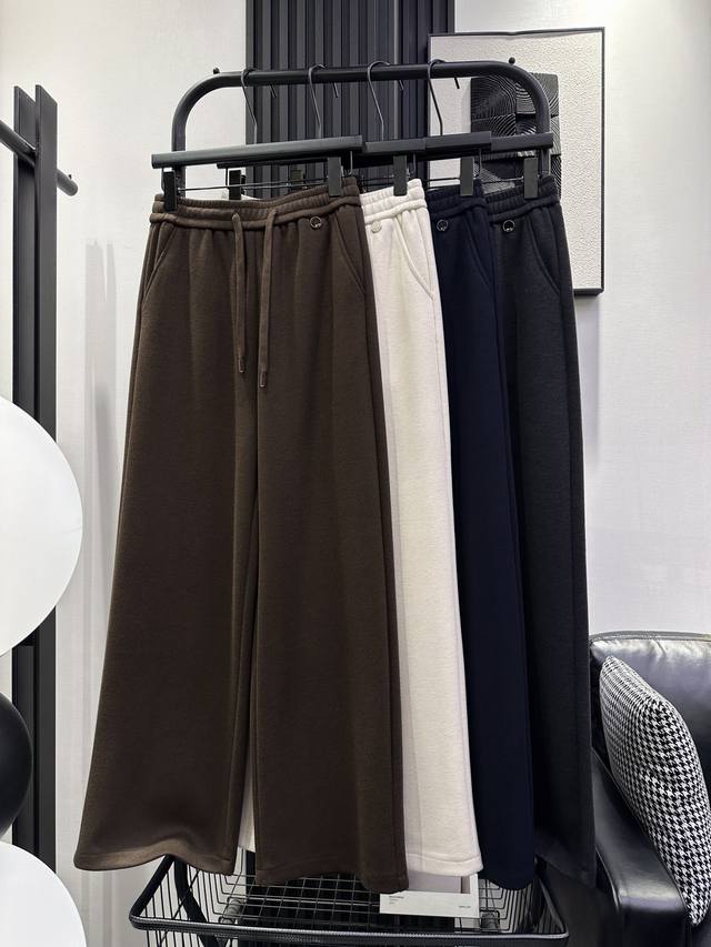 Miumiu-新款 厚款左前圆牌字母阔腿裤 复合羊绒面料 微宽松版型 上身洋气又好看 一点也不挑腿型 嘎嘎显瘦 四色 Smlxl