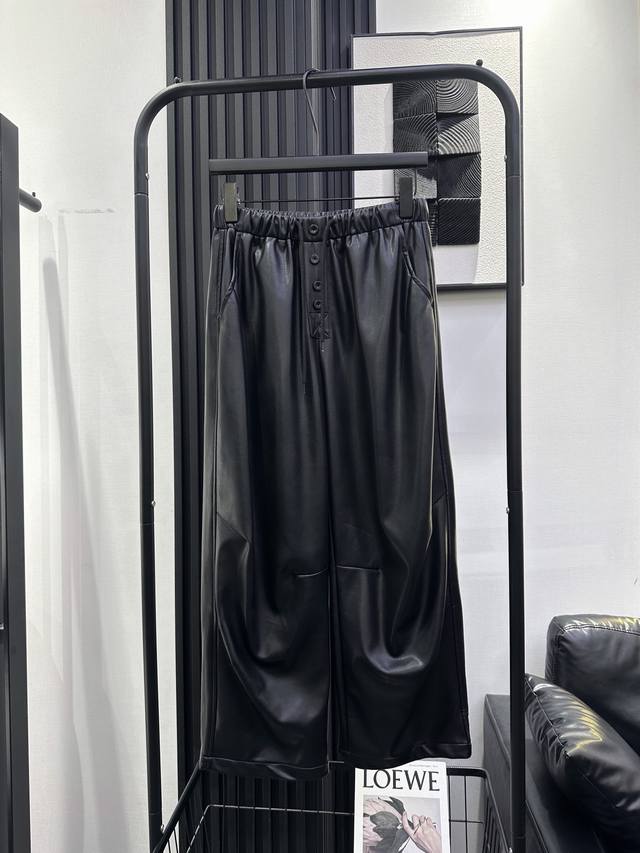 Bottega Veneta-秋冬新款 简约抽绳九分蛋白皮裤 皮质柔软舒适 极简主义 大牌范儿 高级感十足 单色 Smlxl