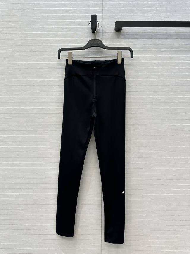 筷子腿神器 Alai*新品黑色运动风打底裤，百搭时髦单品，裤脚定位立体胶印小Logo低调奢华，高腰拉链式设计高弹版型提臀显瘦又高挑。单穿Or叠搭休闲帅气又时髦！