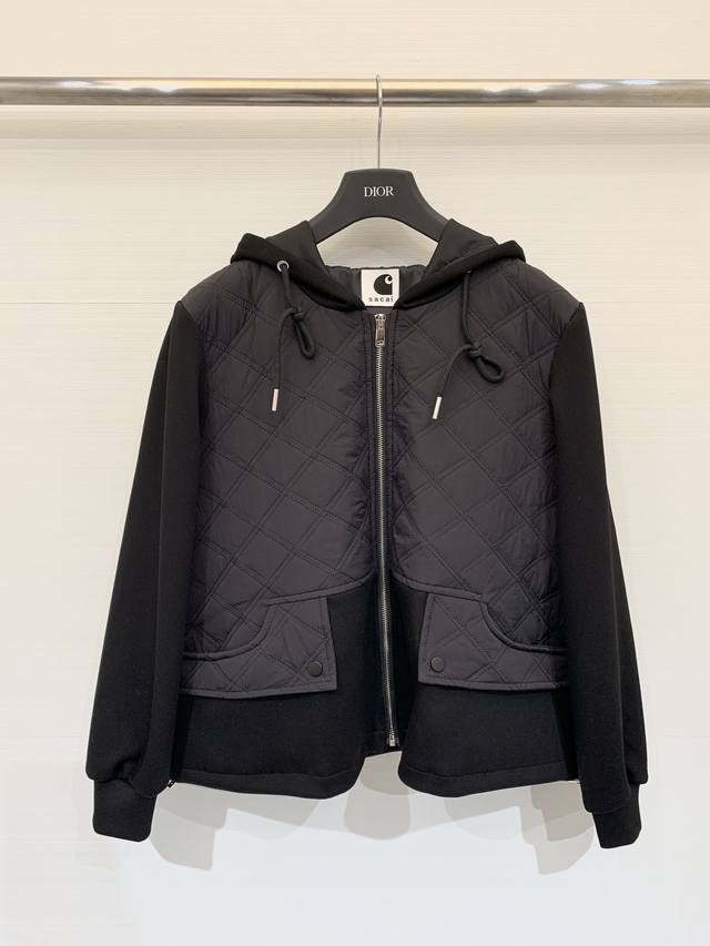 Sacai 25秋冬新款 拼接连帽棉服夹克，轻质感满满，采用菱形绗缝工艺增加肌理感，既保留了卫衣的舒适感，又通过绗缝提升了质感 两色Sml