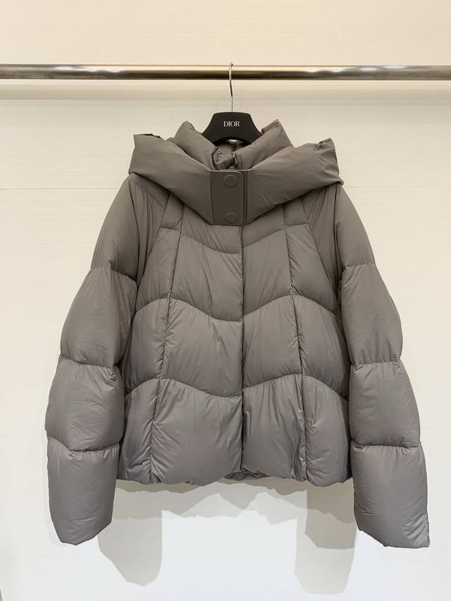 Jilsander 25秋冬新款 低饱和色系短款连帽羽绒服，采用哑光轻盈的面料，90%白鸭绒填充，蓬松充绒量带来饱满的廓形，连帽部分带有皮质装饰扣 双扣设计 ，