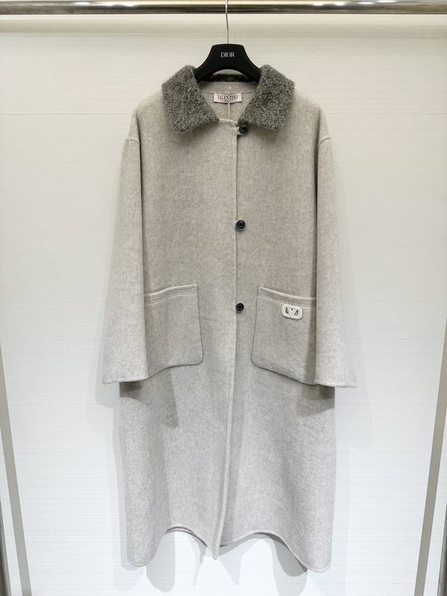 Valentino 25秋冬走秀款 拼接羊羔毛领羊毛大衣，100%水煮羊毛面料，比普通羊毛更加轻盈保暖，双口袋拼接毛领设计，翻领羊羔毛点缀超有层次感，长款设计，