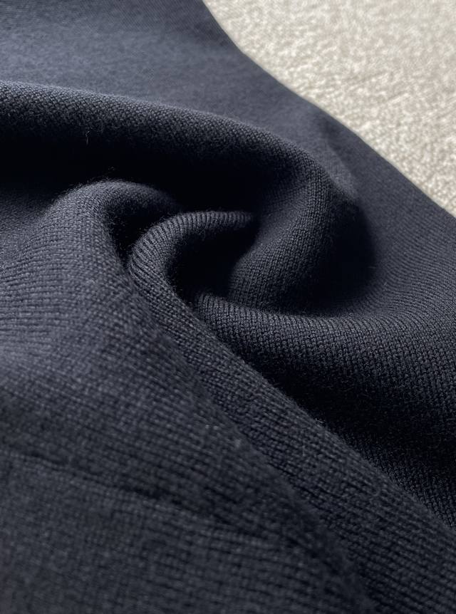 杨子的羊毛，这点不多说，因为卖299的也会说自己是扬子的羊毛，穿过好东西的才能辨别。 今天多说一句这1%氨纶丝，因为正好和工厂p聊起后面有一单Balen的大毛衣