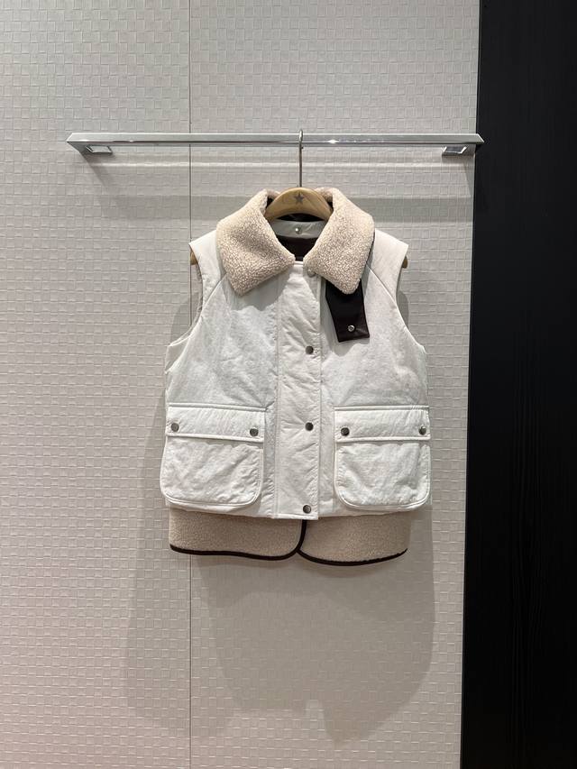 新款 一衣多穿设计 Loewe仿皮毛一体撞色两件套棉服马甲毛毛皮领可拆卸 叠穿马甲可两面穿 工装大口袋 背后经典Logo皮标装饰 黑色白色 S-Xl