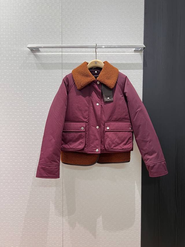 新款 一衣多穿设计 Loewe仿皮毛一体撞色两件套棉服外套毛毛皮领可拆卸 叠穿马甲可两面穿 工装大口袋 背后经典Logo皮标装饰 黑色枣红 S-Xl