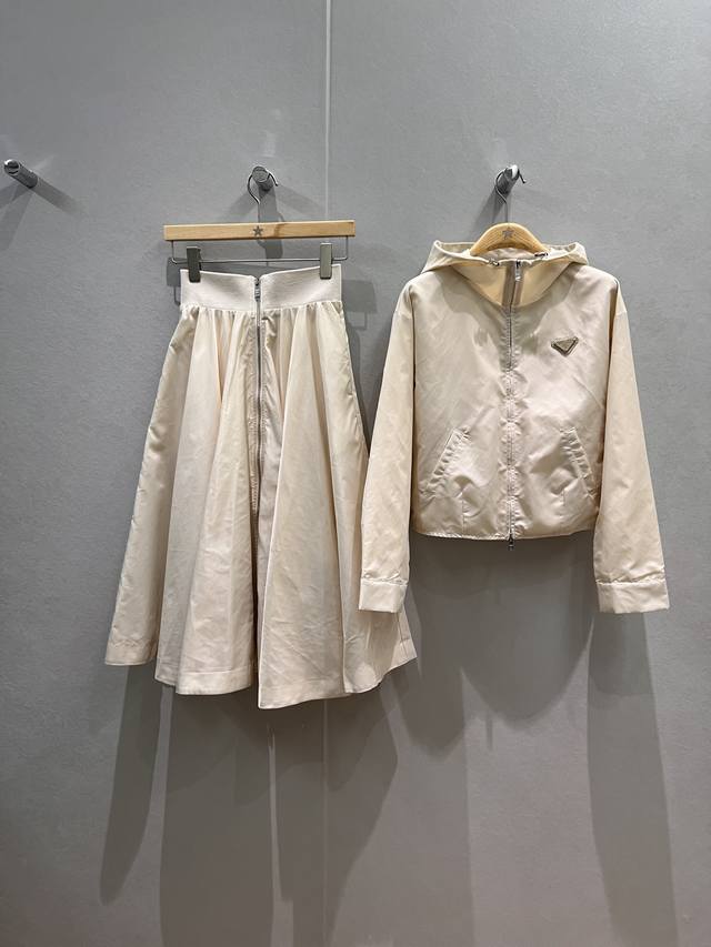 新款推荐 三角徽标装饰尼龙连帽外套罗纹高腰拉链A摆半裙 伞裙 下摆收腰松紧 两侧口袋 宽松休闲 经典三角标装饰 减龄必备 时尚百搭一套或分开 黑色白色 Sml