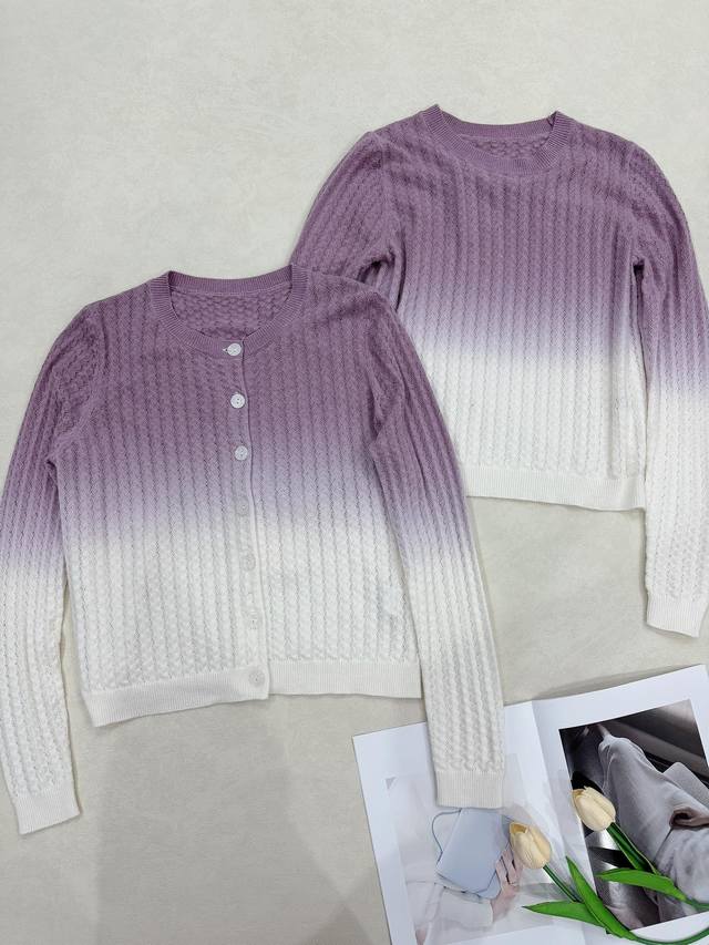 杨采钰同款 #自由浪漫高能量的紫色絮语. 渐变色香芋紫绞花纹理针织开衫+套头圆领毛衣 法式的慵懒感太让人入迷了 柔和的紫色和纯净的白色交织 犹如进行了一场色彩疗