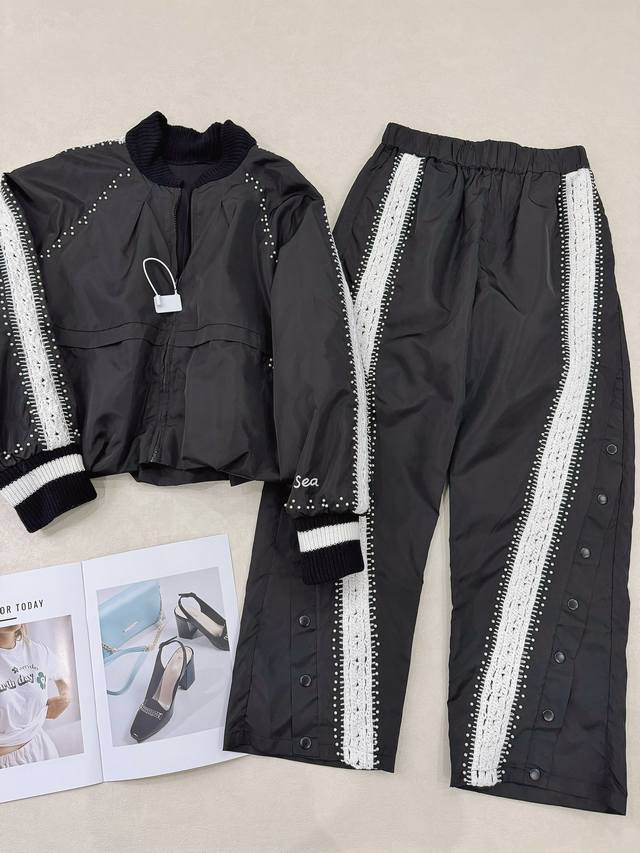 26早春秀款 运动风优雅的时尚套装 手工钩花钉珠针织立领夹克外套+钮扣设计拼色钩花花边直筒休闲长裤 尼龙风衣材质 防水防风抗皱面料 整套采用珍珠的缝制工艺 又日
