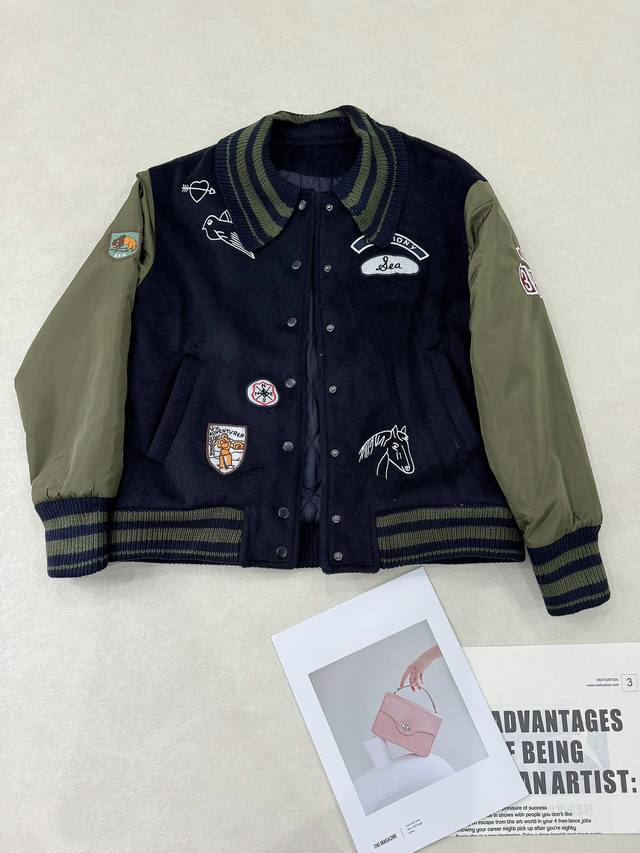新款 夹棉拼色刺绣轰炸机夹克外套.. 墨绿色与深蓝色碰撞 以精致的风格展现了校队的传统 整个夹克都展示了定制的海洋补丁和复杂的刺绣 采用罗纹针织镶边 将运动轮廓