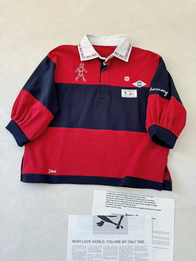 青春俏皮少女风.. 拼色设计翻领polo七分袖上衣 红蓝经典配色 又十分吸睛 学院风的气质 结合字母人像刺绣以及贴布标饰 演绎美式街头的慵懒自在.. 34.36