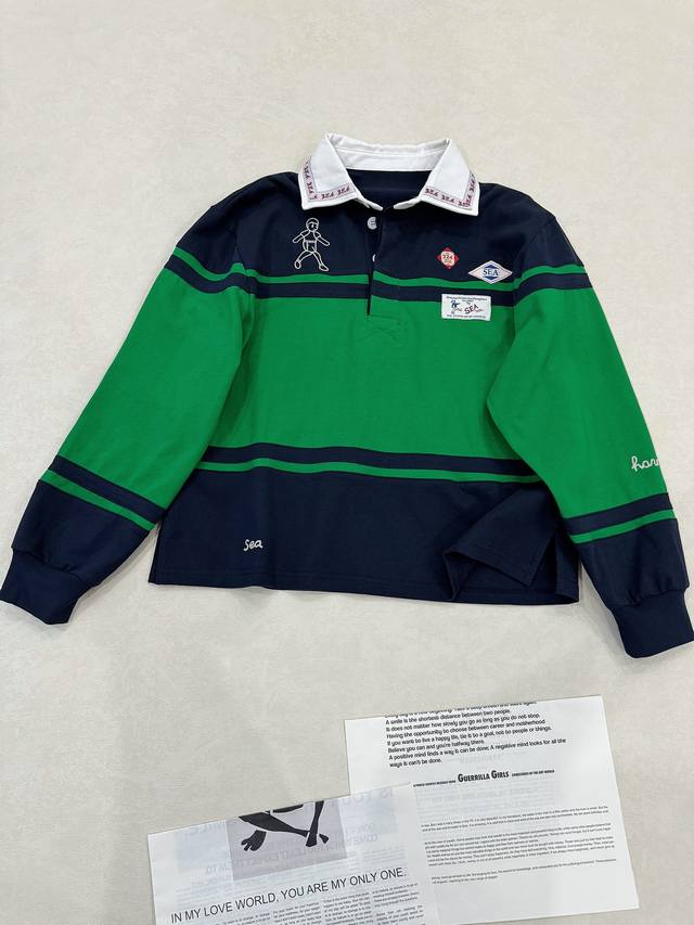 美式运动风.. 最新配色 蓝绿色polo领刺绣卫衣 刺绣字母和小人仔图案 结合个性标牌章仔贴布 满满的小心机 青春减龄. 34.36.38