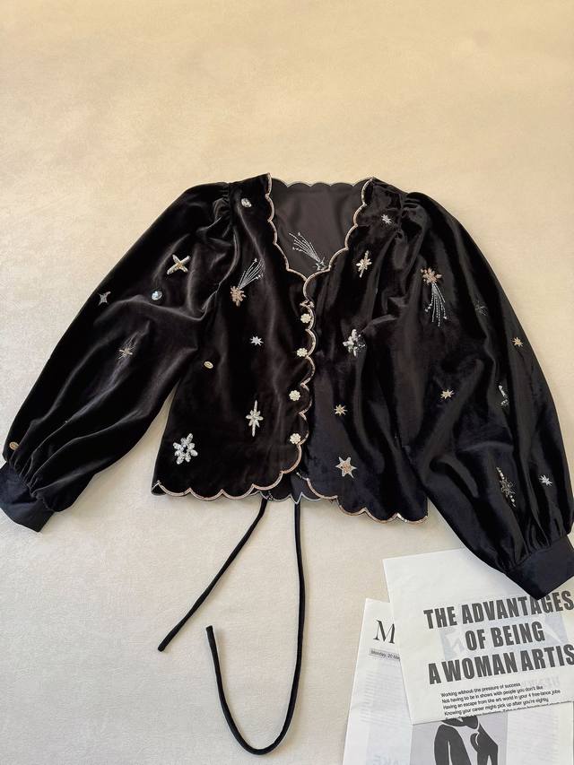 精致女人味.. 钉珠后系带收腰丝绒上衣 整体扇形花边设计 后腰部位置交叉绑带可调整收腰效果 采用钉珠和刺绣元素 华丽小奢华 复古迷人 34.36.38