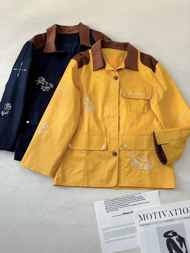 有个性有态度.. Se.. 拼接设计刺绣图案男友风工装夹克外套 帅气有型有气质 领口和袖口拼接了灯芯绒材质 衣身趣味刺绣描线图纹 增添复古气息 朝气有魅力 两色