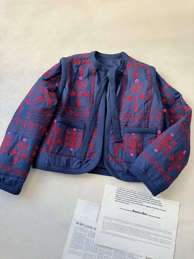 秋冬新宠 棉麻定染撞色刺绣复古民族风绗棉外套.. 领口是粗绳系带设计 门襟无扣 有种自由随性的感觉 红蓝配色复古洋气 夹棉加厚保暖 马甲式拼接做法 十分有型有格