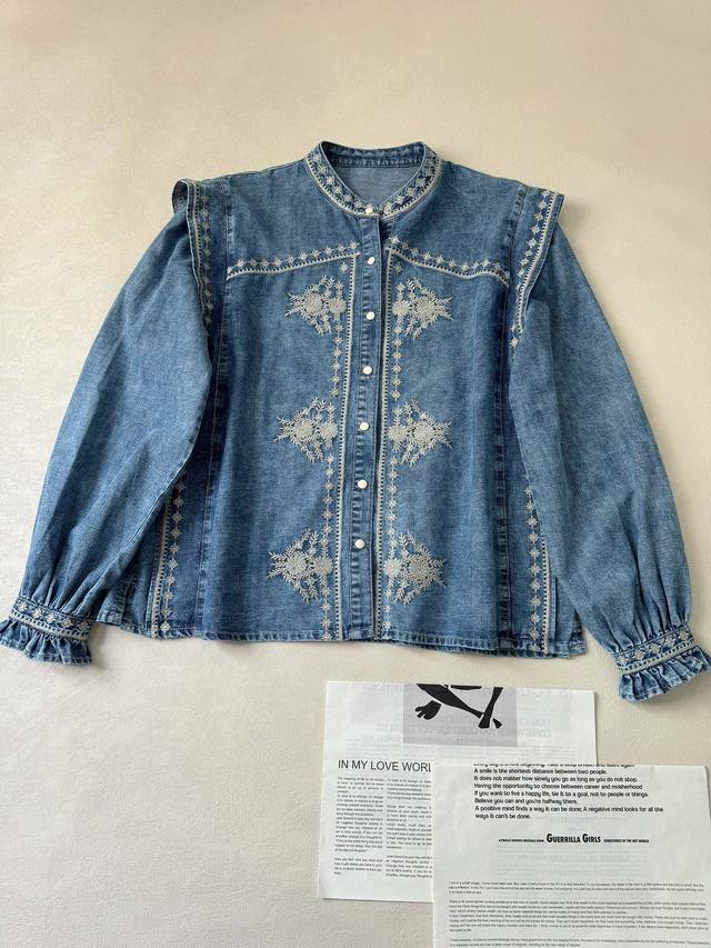 西班牙Maiso* Hotel 刺绣花朵蓝色牛仔衬衫. 假两件式的小坎肩设计 像加了个小马甲一样 造型别致独特 加入了刺绣元素和花边效果 复古浪漫. 34.36