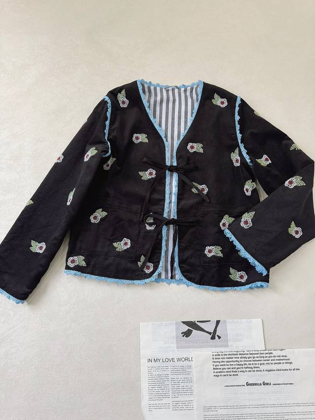 25秋冬 Tahlia 条绒串珠花朵系带上衣外套 复古灯芯绒材质 一朵朵小碎花是钉珠缝制的 还镶入了蓝色的小花边 内衬是麻质色织条纹质地的 有着东方的神秘色彩