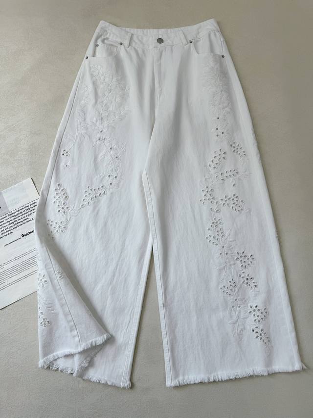 新品推荐！ 镂空设计绣花直筒牛仔裤. 值得细品的一条牛仔裤 结合刺绣工艺 镂空效果 还有毛须边边 细节感满满 直筒宽松版型 精致慵懒 搭配性很广 白色调永远穿不