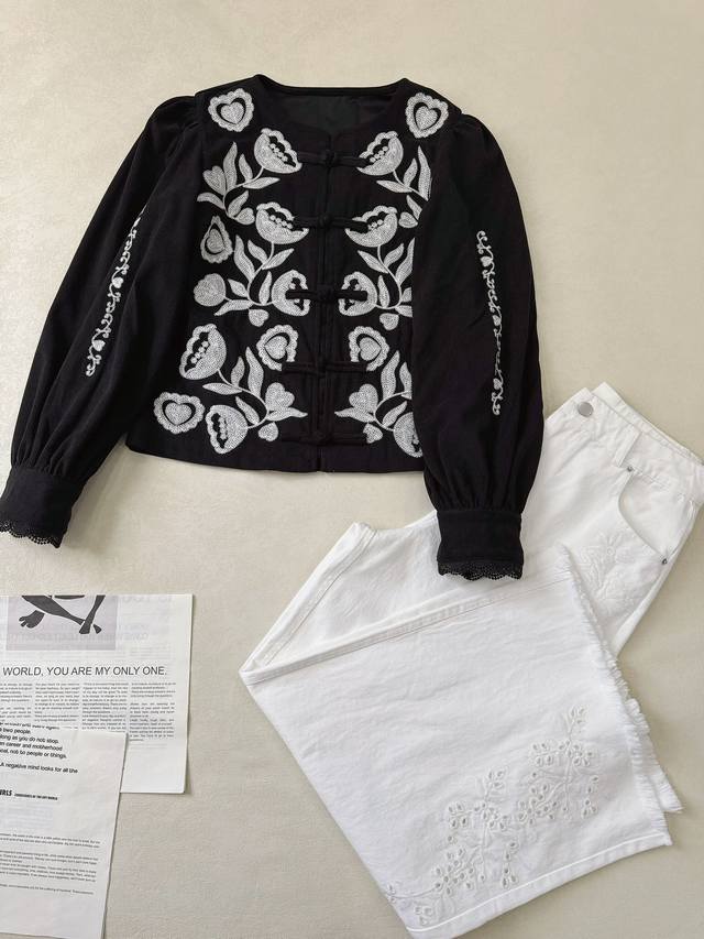 丹麦Sisse.. 25秋冬Kamma Top白色刺绣花卉复古盘扣条绒外套 在灯芯绒材质上 加上了拼色精密的花朵刺绣图案 气质不凡的复古感 非常显贵气 门襟是中